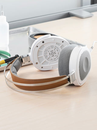 Koss A/550 headphone without the magnetic earcups in a lab laying on a desk